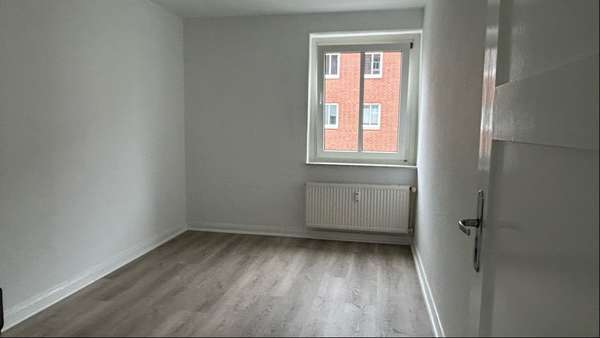 kl. Zimmer kl. Zimmer - Etagenwohnung in 23556 Lübeck mit 46m² kaufen