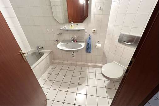 Wannenbad Erdgeschoss Wannenbad Erdgeschoss - Erdgeschosswohnung in 23611 Bad Schwartau mit 103m² kaufen