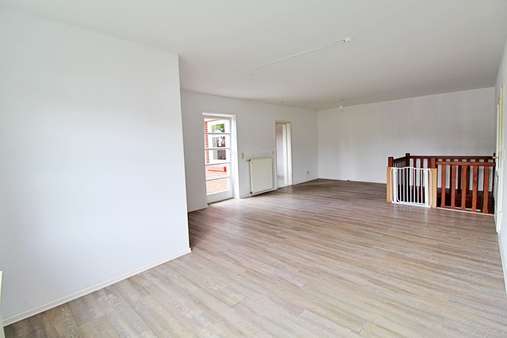 Wohnzimmer mit Terrassenzugang - Etagenwohnung in 21266 Jesteburg mit 120m² günstig kaufen
