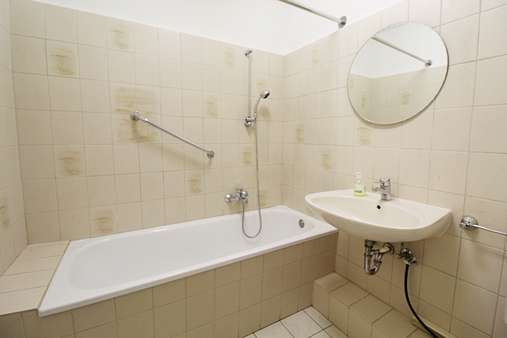 Badezimmer mit Duschwanne - Etagenwohnung in 24568 Kaltenkirchen mit 92m² günstig kaufen