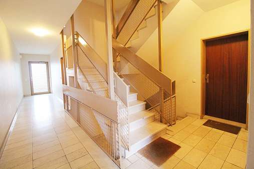 Blick ins Treppenhaus - Etagenwohnung in 23554 Lübeck mit 46m² günstig kaufen