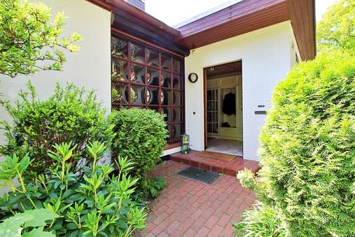 Freundlicher Eingangsbereich - Einfamilienhaus in 24576 Bad Bramstedt mit 168m² kaufen