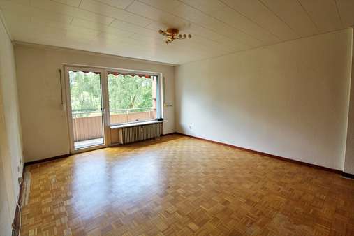 Wohnzimmer mit Balkon - Etagenwohnung in 24558 Henstedt-Ulzburg mit 66m² kaufen