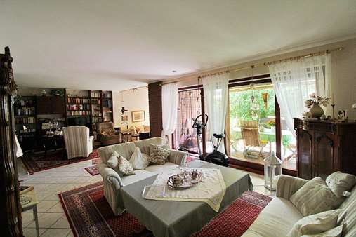 geräumiges helles Wohnzimmer - Einfamilienhaus in 24629 Kisdorf mit 135m² kaufen