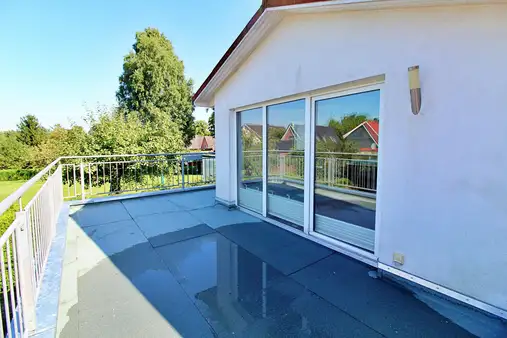 Großzügige Eigentumswohnung mit neuer Dachterrasse und Blick ins Grüne