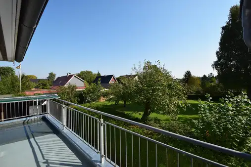 Großzügige Eigentumswohnung mit neuer Dachterrasse und Blick ins Grüne