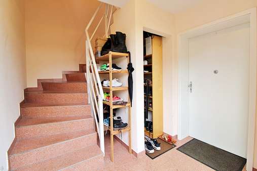 Treppenaufgang zur Wohnung - Dachgeschosswohnung in 25486 Alveslohe mit 87m² kaufen