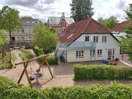 Teil-Rückseite mit Spielplatz - Haus in 24534 Neumünster mit 590m² kaufen