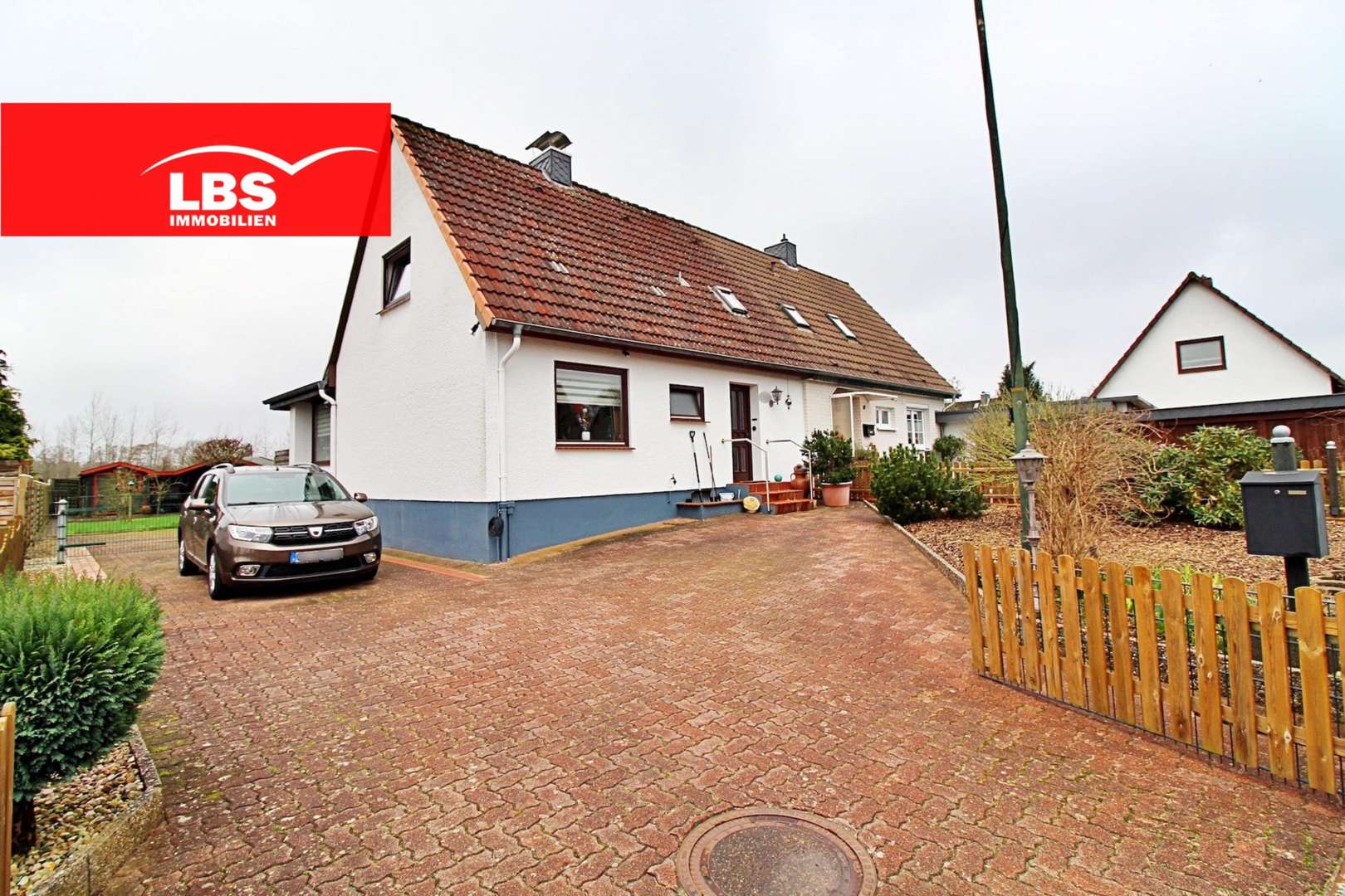 Vorderansicht mit Auffahrt - Doppelhaushälfte in 24576 Bad Bramstedt mit 100m² kaufen