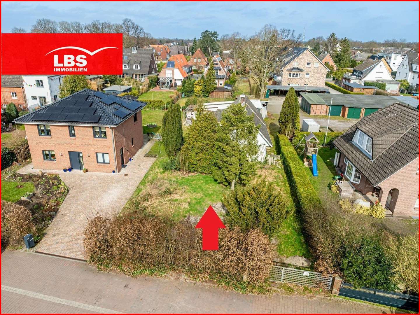 Ansicht mit Altbau - Grundstück in 22850 Norderstedt mit 671m² kaufen