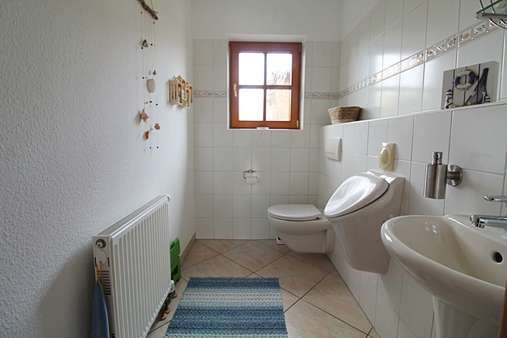 Weißes Gäste-WC - Doppelhaushälfte in 24616 Brokstedt mit 130m² kaufen