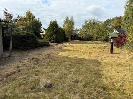 rechte Gartenseite - Grundstück in 24539 Neumünster mit 996m² kaufen