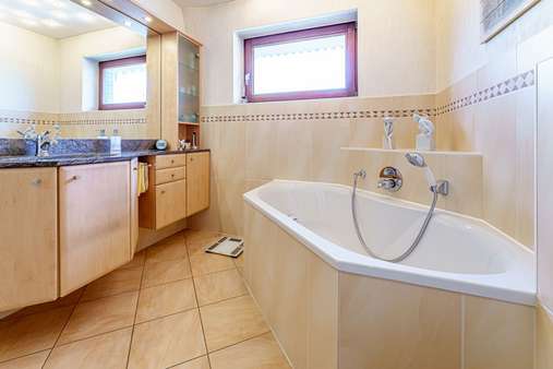 Bad - Einfamilienhaus in 25486 Alveslohe mit 150m² kaufen