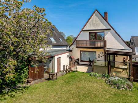 Rückseite mit Terrasse - Einfamilienhaus in 24537 Neumünster mit 109m² kaufen