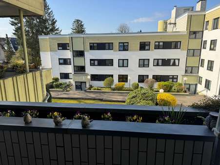 Blick vom Balkon Blick vom Balkon - Etagenwohnung in 24534 Neumünster mit 94m² kaufen