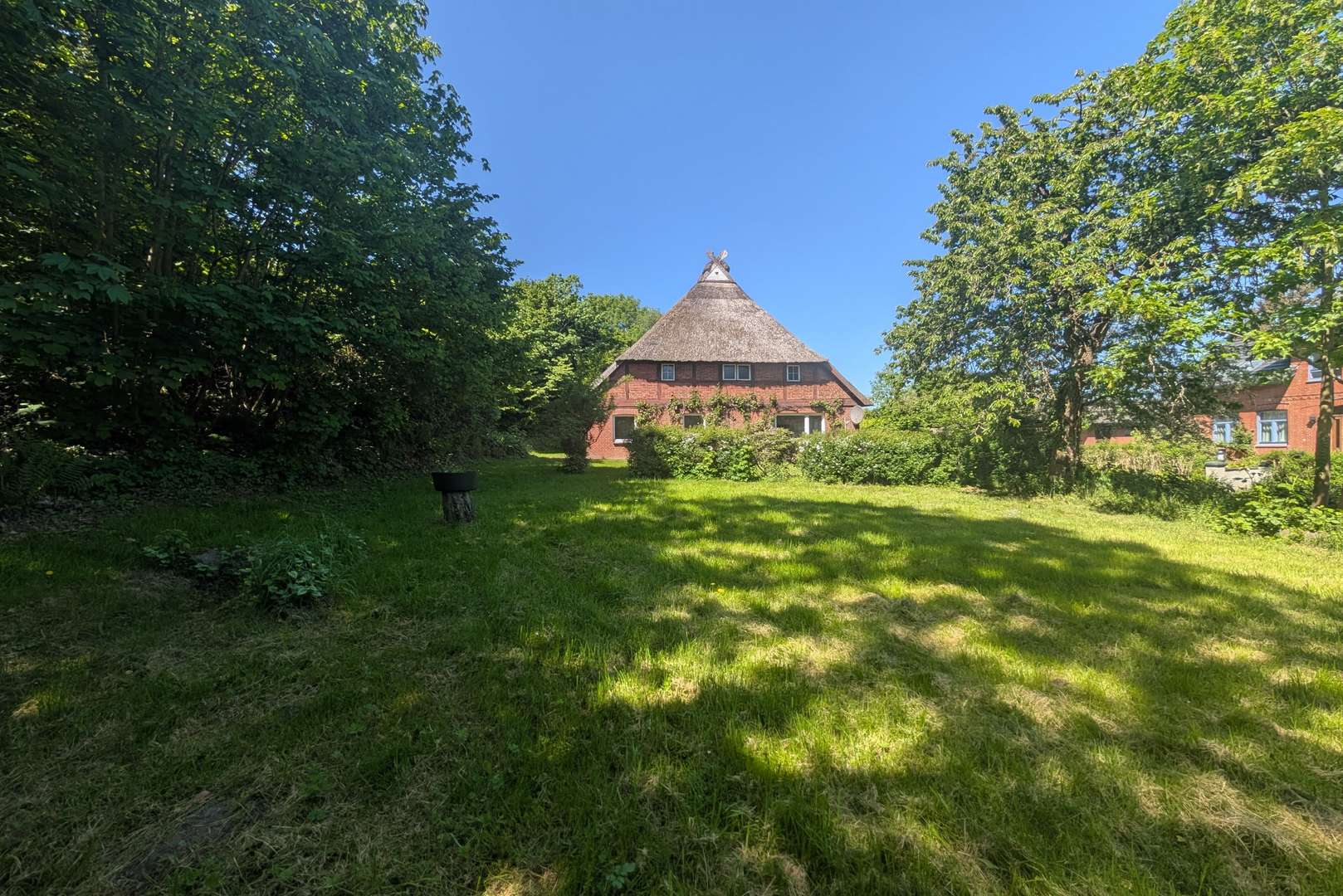 Blick vom Garten zum Haus