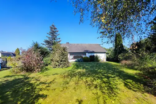 Bungalow mit idyllischen Garten - Spitzboden teilweise ausgebaut