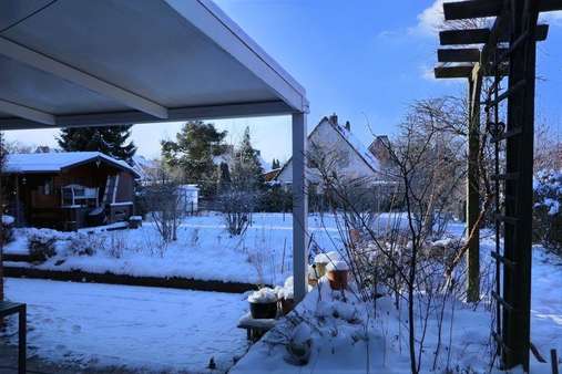 Blick in den gemeinsamen Garten - Souterrain-Wohnung in 23879 Mölln mit 72m² kaufen