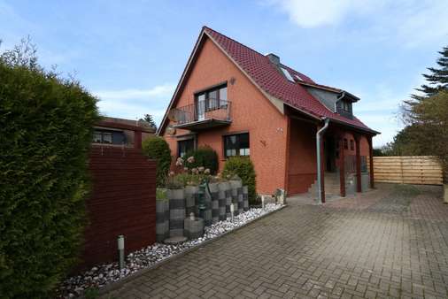 Hausansicht mit Auffahrt - Einfamilienhaus in 21493 Schwarzenbek mit 133m² kaufen