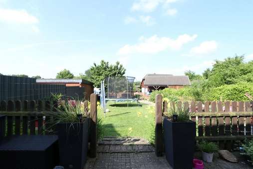 Blick in den Garten - Doppelhaushälfte in 23883 Sterley mit 116m² kaufen