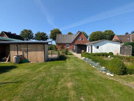 Blick vom Garten zum Haus - Einfamilienhaus in 23919 Behlendorf mit 167m² kaufen