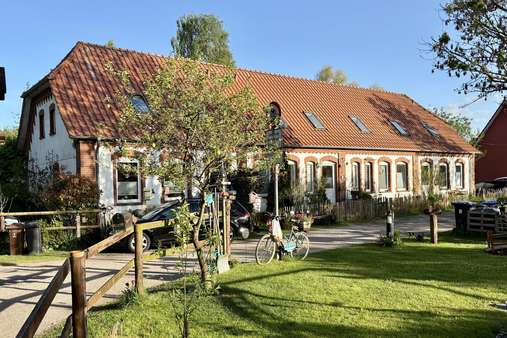Hausansicht Hausansicht - Mehrfamilienhaus in 23560 Lübeck mit 300m² als Kapitalanlage kaufen