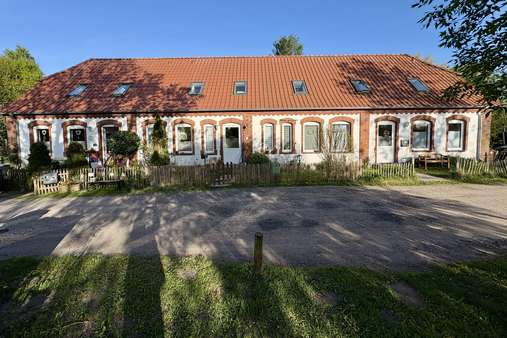 Hausansicht Hausansicht - Mehrfamilienhaus in 23560 Lübeck mit 300m² als Kapitalanlage kaufen