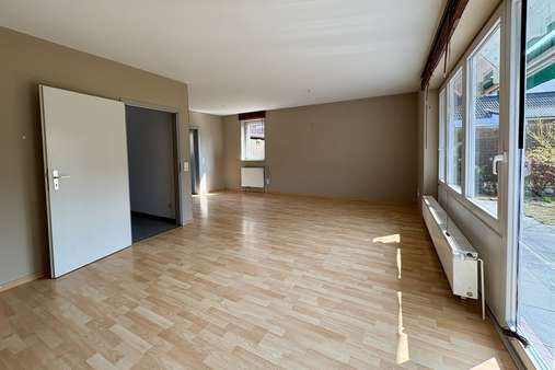 Wohnzimmer - Doppelhaushälfte in 23879 Mölln mit 124m² kaufen