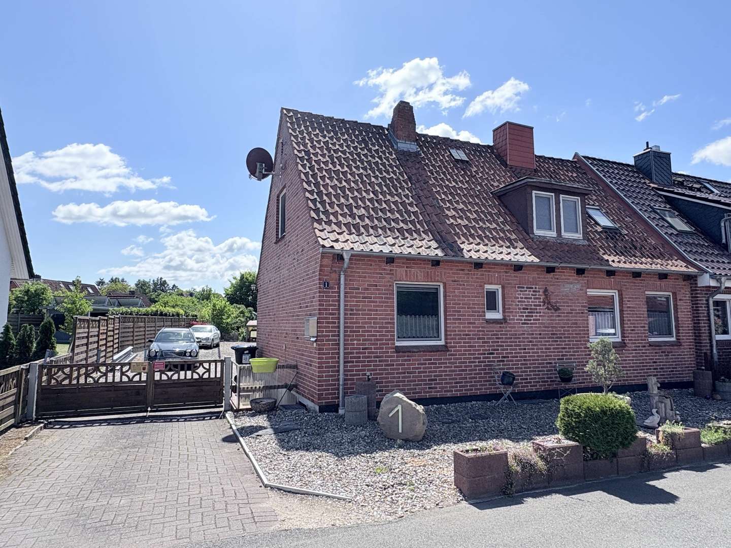 Straßenansicht, Einfahrt Straßenansicht, Einfahrt - Doppelhaushälfte in 23909 Ratzeburg mit 92m² kaufen