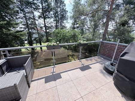Großzügiger Balkon mit Blick in Grüne Großzügiger Balkon mit Blick in Grüne - Dachgeschosswohnung in 23879 Mölln mit 73m² kaufen