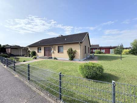 Hausansicht mit Garten Hausansicht mit Garten - Einfamilienhaus in 23628 Krummesse mit 119m² kaufen