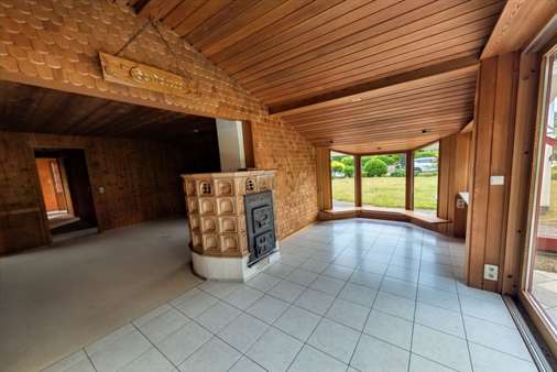 Wohnzimmer mit Kamin - Bungalow in 21514 Fitzen mit 70m² kaufen