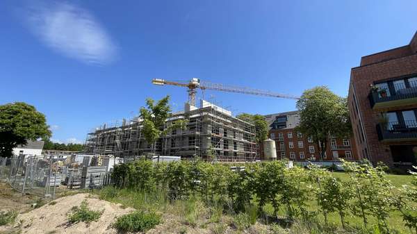 Neubau und baugleiches Gebäude daneben Neubau und baugleiches Gebäude daneben - Etagenwohnung in 21337 Lüneburg mit 101m² kaufen