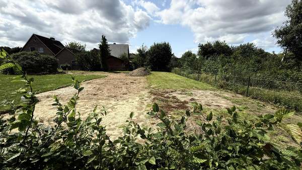Bauen in zweiter Reihe Bauen in zweiter Reihe - Grundstück in 21337 Lüneburg mit 678m² kaufen