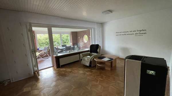 Wohnzimmer mit Holzpelletofen - Bungalow in 21357 Bardowick mit 93m² kaufen
