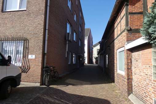 Seitenansicht mit Haupteingang - Büro in 27472 Cuxhaven mit 250m² kaufen