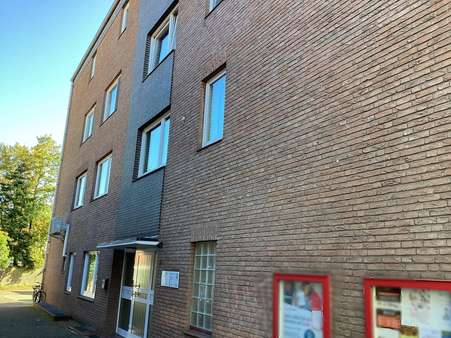 Seitenansicht mit Haupteingang - Büro in 27472 Cuxhaven mit 250m² kaufen
