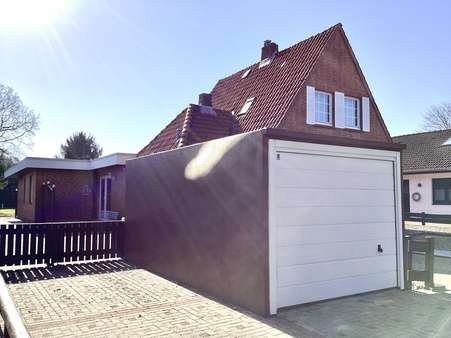 Hausansicht, Garage und Anbau - Einfamilienhaus in 27476 Cuxhaven mit 175m² kaufen