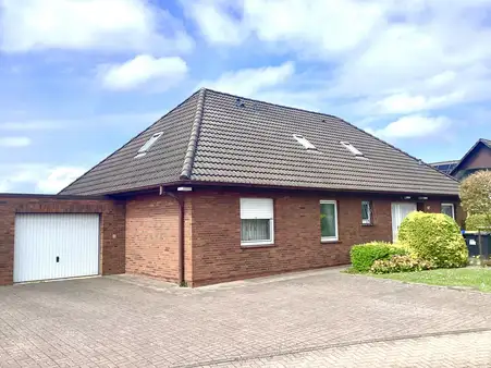 Solider Bungalow mit ausgebautem Dachgeschoss