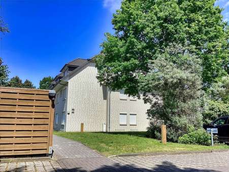 Hausansicht u. Parkplatzfläche - Etagenwohnung in 27476 Cuxhaven mit 48m² kaufen