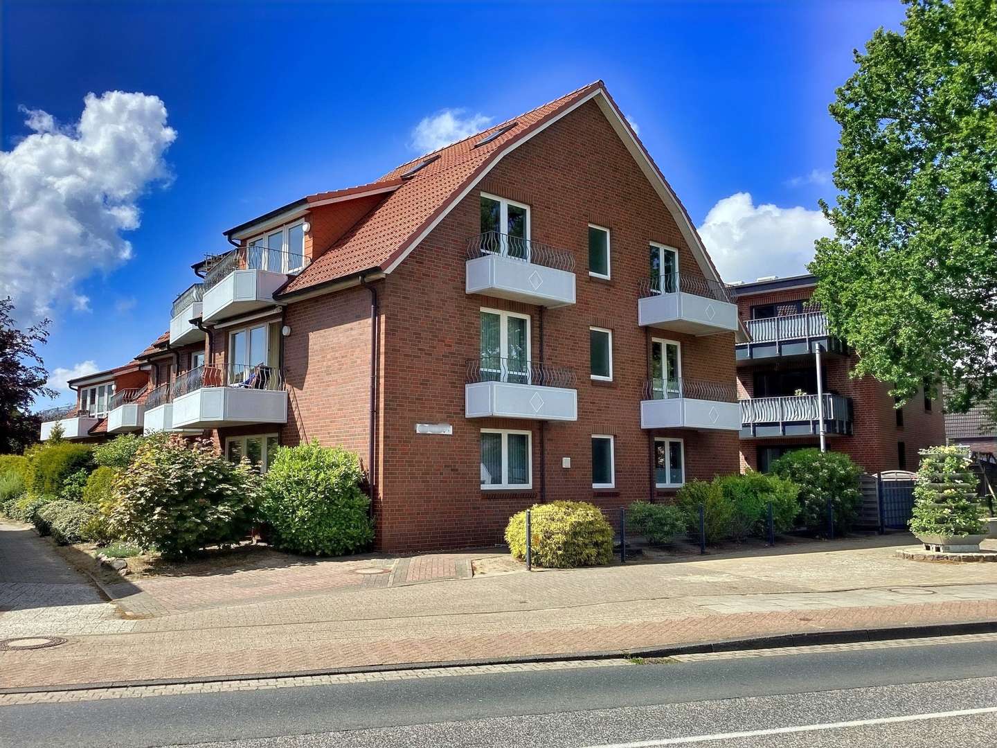 Hausansicht Süd/Ost Hausansicht Süd/Ost - Etagenwohnung in 27478 Cuxhaven mit 64m² als Kapitalanlage kaufen
