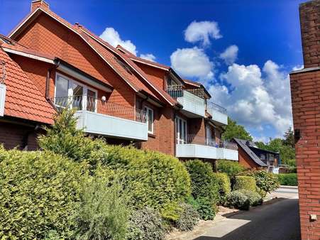 Hausansicht/Zufahrt Stellpl. Hausansicht/Zufahrt Stellpl. - Etagenwohnung in 27478 Cuxhaven mit 64m² als Kapitalanlage kaufen