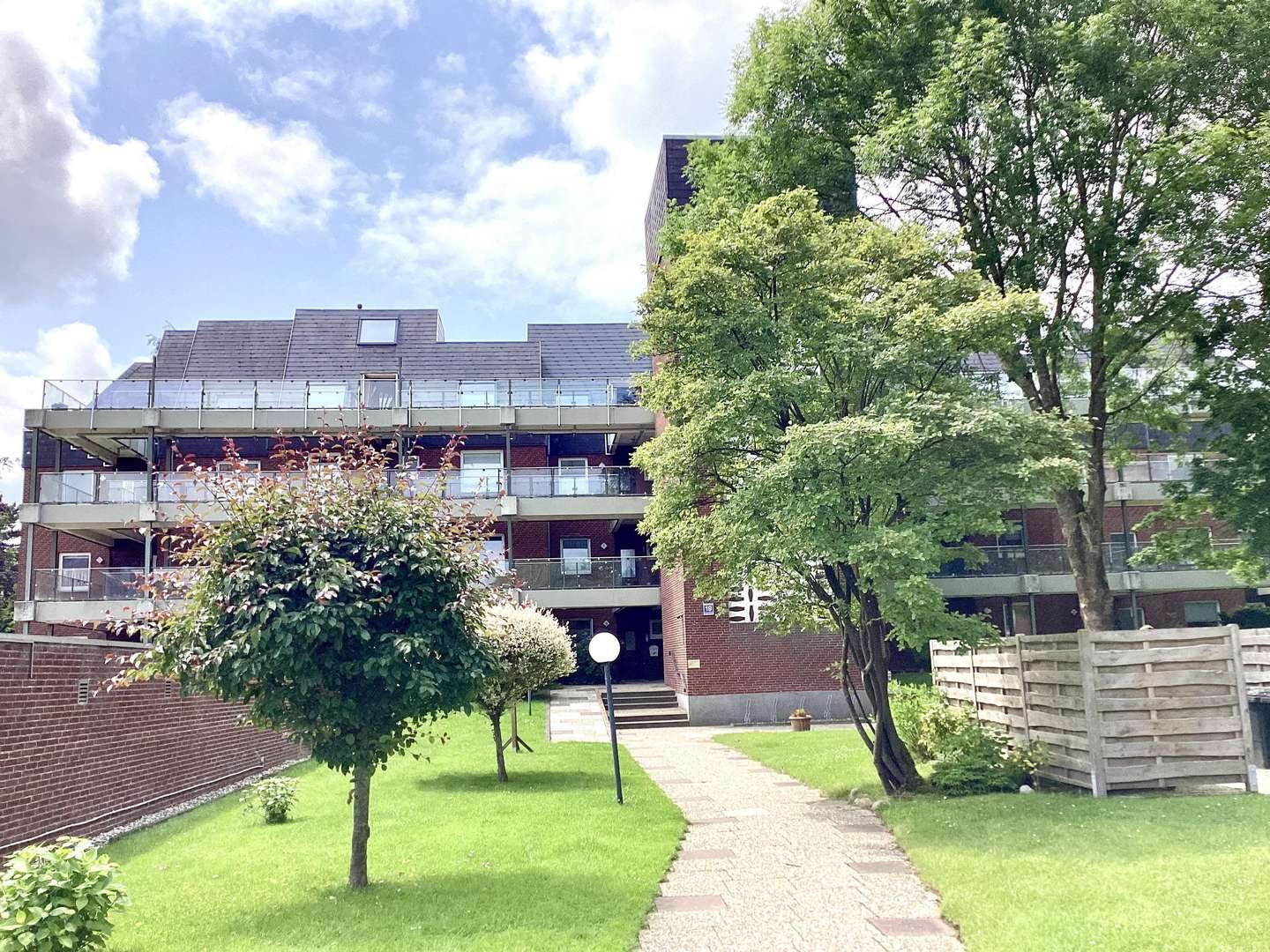 Hausansicht Hausansicht - Etagenwohnung in 27474 Cuxhaven mit 84m² kaufen