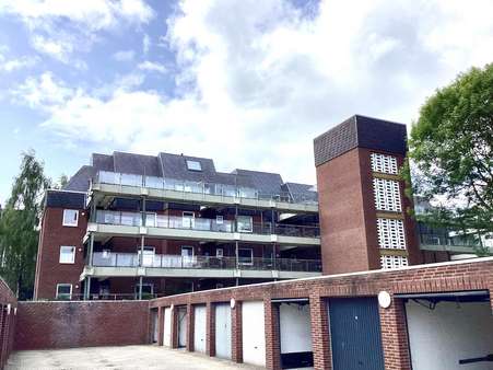 Hausansicht mit Garagenanlage Hausansicht mit Garagenanlage - Etagenwohnung in 27474 Cuxhaven mit 84m² kaufen