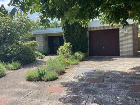 Vordere Hausansicht mit Garage Vordere Hausansicht mit Garage - Einfamilienhaus in 27478 Cuxhaven mit 140m² kaufen