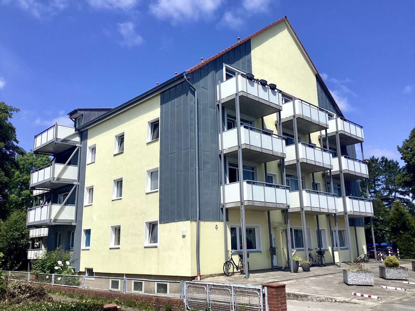 Hausansicht Hausansicht - Etagenwohnung in 27474 Cuxhaven mit 64m² kaufen