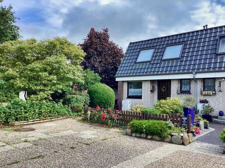 Hausansicht Ost mit Stellplatz Hausansicht Ost mit Stellplatz - Reihenendhaus in 27476 Cuxhaven mit 97m² kaufen