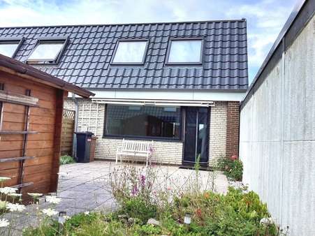 Hausansicht West mit Terrasse Hausansicht West mit Terrasse - Reihenendhaus in 27476 Cuxhaven mit 97m² kaufen
