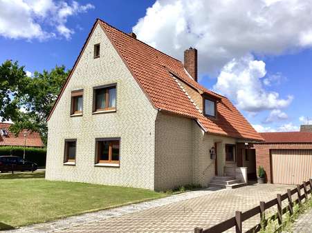 Vorderseite Haus mit Garage Vorderseite Haus mit Garage - Einfamilienhaus in 27478 Cuxhaven mit 120m² kaufen