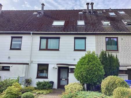 Hausansicht Straßenseite Hausansicht Straßenseite - Reihenmittelhaus in 27476 Cuxhaven mit 111m² kaufen